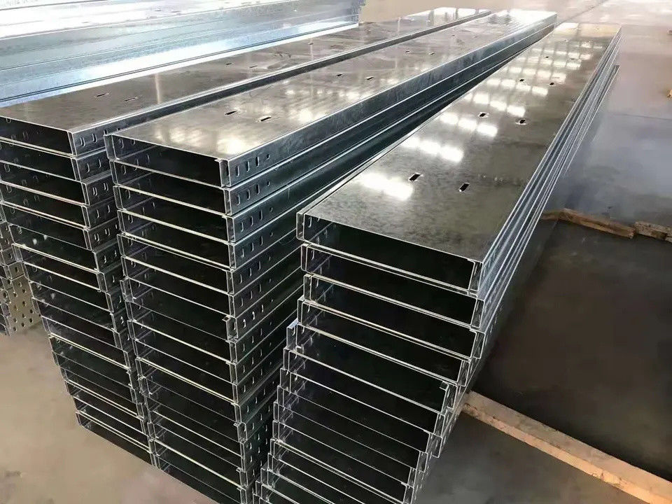 Schraubeninstallation, feuerverzinkter, perforierter Kabelkanal, 1,5–2,5 mm Dicke