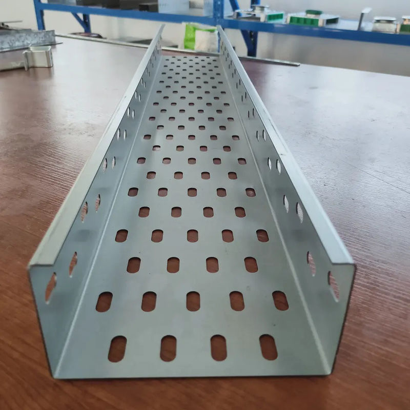 Schraubeninstallation, feuerverzinkter, perforierter Kabelkanal, 1,5–2,5 mm Dicke