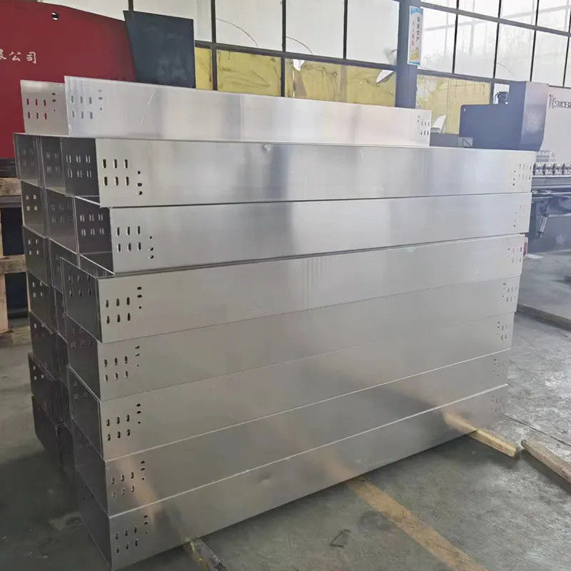 Schraubeninstallation, feuerverzinkter, perforierter Kabelkanal, 1,5–2,5 mm Dicke