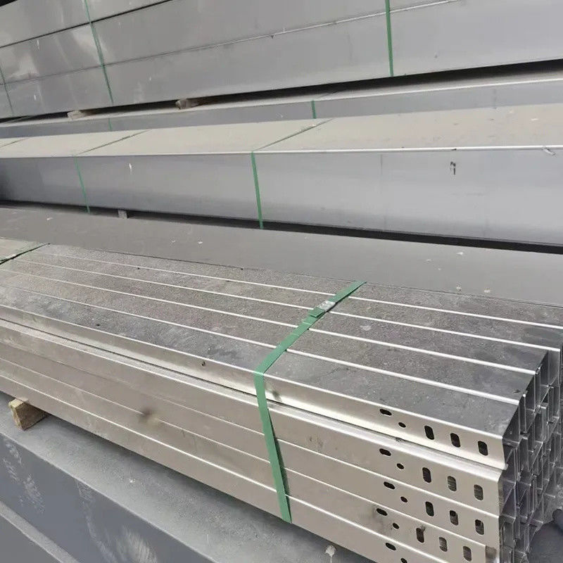 Schraubeninstallation, feuerverzinkter, perforierter Kabelkanal, 1,5–2,5 mm Dicke