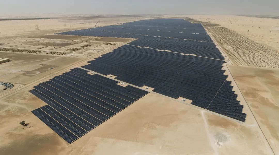 Einfuhr eines einsachsigen Photovoltaik-Tracking-Systems aus einem chinesischen Werk + Selbstreinigungssystem für Photovoltaik-Panels