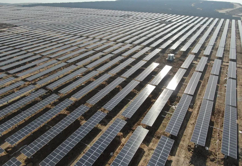 Einfuhr eines einsachsigen Photovoltaik-Tracking-Systems aus einem chinesischen Werk + Selbstreinigungssystem für Photovoltaik-Panels