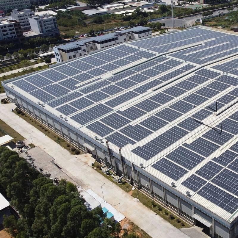 Solarpanel-Dachmontagehalterungen, kompatibel mit verschiedenen Arten von Solarmodulen, die die Installation auf Metalldächern gewährleisten